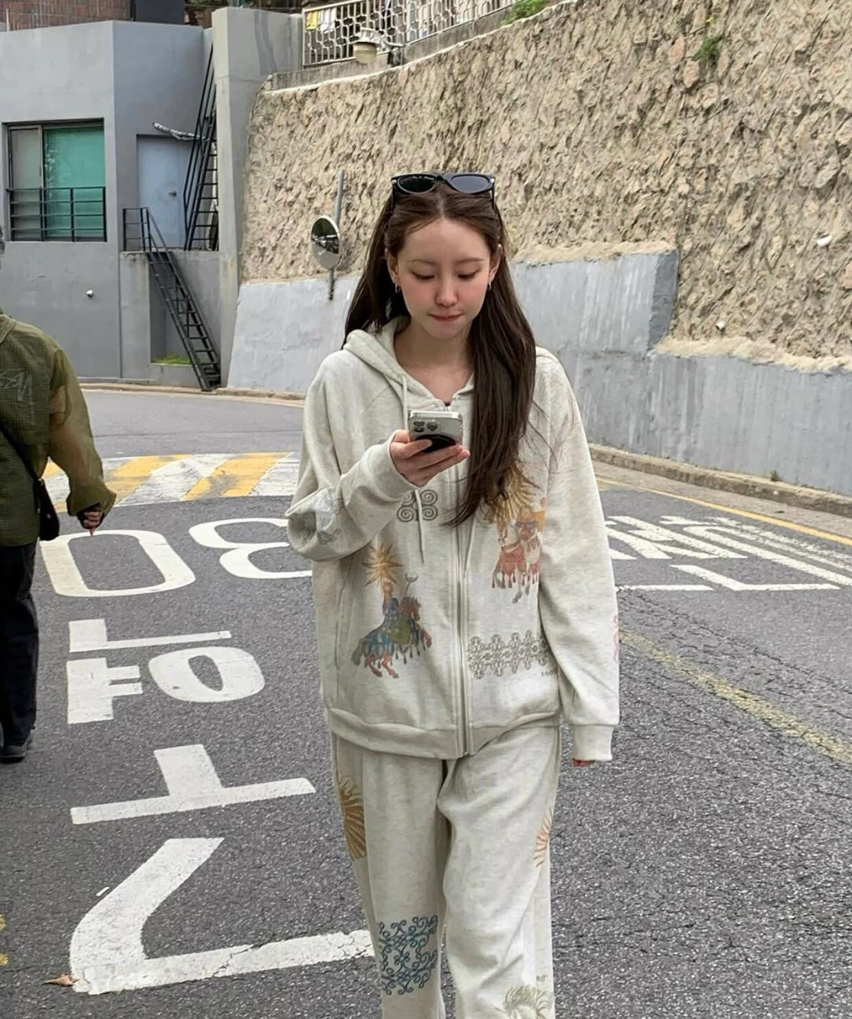 Jennie İşbirliği Yapan Sokak G - Streetwear Brand Collaborations incelemesi ve fiyatı